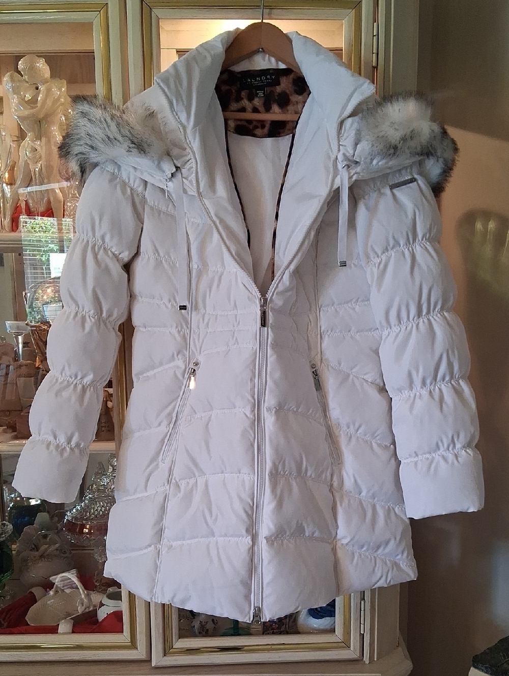 Laundry By Shelli Segal White Quilted Puffer Coat with Detachable Faux Fur Hood.
